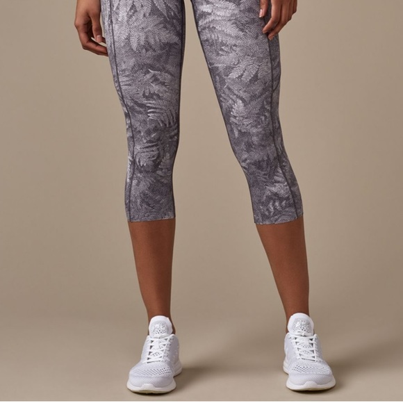 Lululemon Fast & Free Crop (19")
Kindred Spirit Alpine White Multi Size 6 - Picture 15 of 16